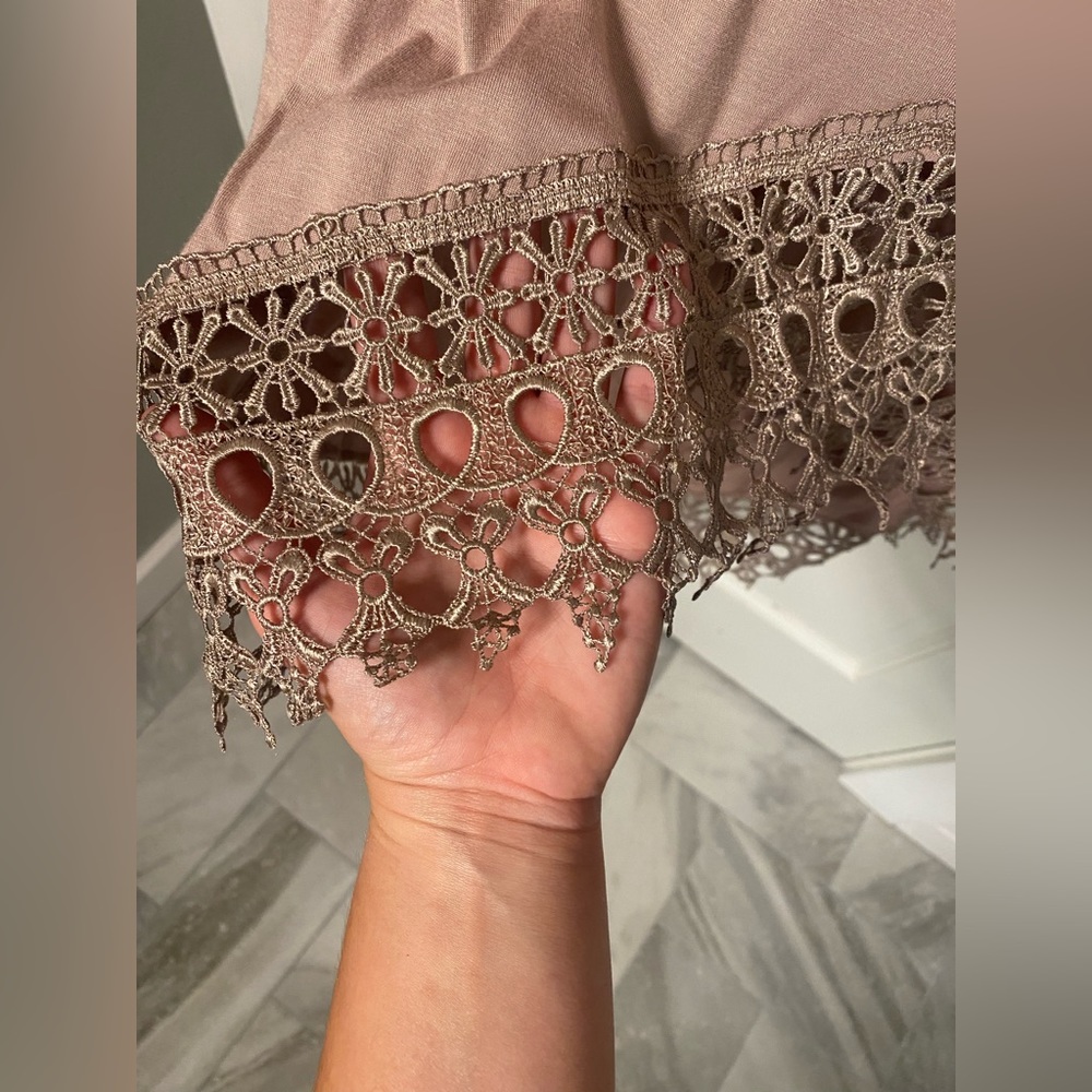 NWOT Venus lace hemmed skirt